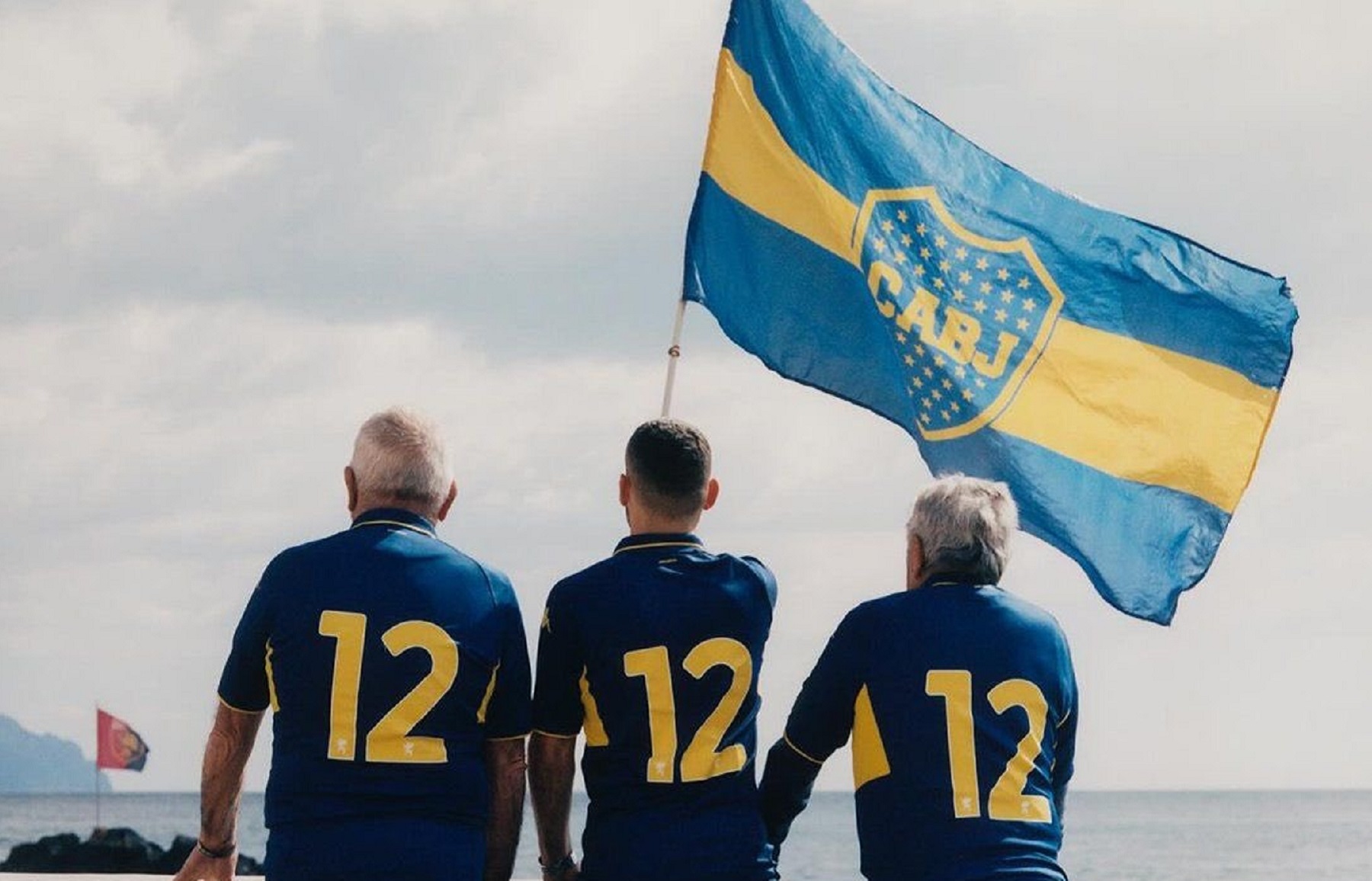 El Genoa de Italia anunció su nueva camiseta en homenaje a Boca. Foto: @GenoaCFC.