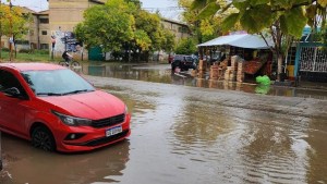 Calles complicadas y familias asistidas tras la lluvia en el Alto Valle: cuántos milímetros cayeron