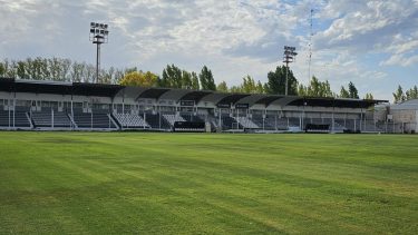 El campo de juego de La Visera está listo para el debut de Cipolletti como local.