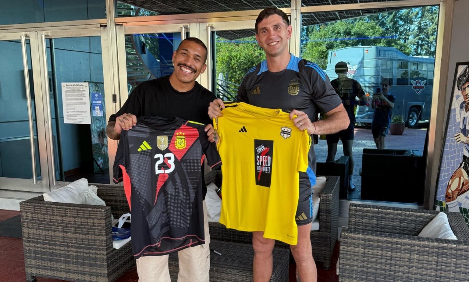 Ignacio Arce junto a Emiliano Martínez en el predio de la AFA.