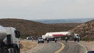 Traspaso de combustible: el operativo para liberar la Ruta 237, tras el choque fatal