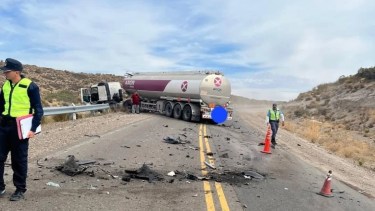 Un muerto y una mujer herida por un choque frontal en la Ruta 237, cerca de Piedra del Águila