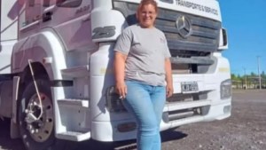 Murió una camionera de Roca tras volcar en la Ruta 5 en La Pampa: viajaba con arena a Añelo