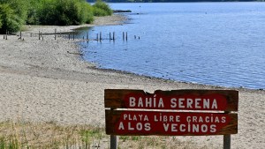 Bariloche: tomaron muestras de agua y detectaron contaminación en la playa del Nahuel Huapi de Bahía Serena