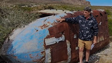 El investigador junto al último hallazgo en El Riacho, Península Valdes - Foto: Gentileza. 