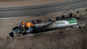 En 10 fotos, así se ve la fuga de gas en un camión que mantiene cortada la Ruta 237 cerca de Bariloche