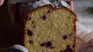 Paso a paso para hacer este budín de coco, lima y frambuesas