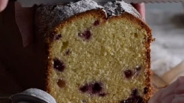 Paso a paso para hacer este budín de coco, lima y frambuesas