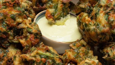 Buñuelos de acelga con lactonesa casera ¿te los vas a perder?