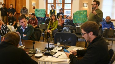Los manifestantes expusieron su postura sobre el proyecto con argumentos en la mesa y también con carteles de rechazo. (Alfredo Leiva)