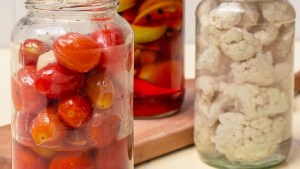 Cherrys y coliflor: dos recetas de conservas para hacer en casa súper fáciles