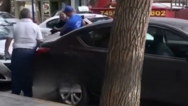 Por una mala maniobra, empezaron a discutir y se tomaron a golpes en pleno centro de Roca