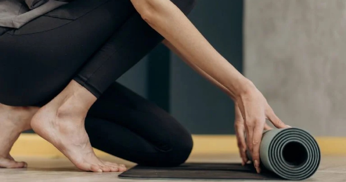 Beneficios de la postura de yoga Kurmasana para la flexibilidad y la relajación