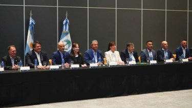 Rolando Figueroa con intendentes de Neuquén. Foto: gentileza.