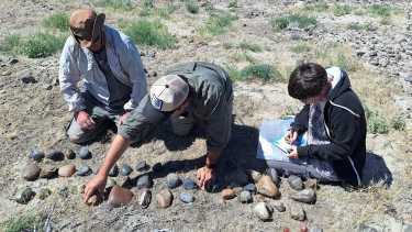 Arqueólogos descubren nuevas fuentes de materias primas líticas utilizadas por pueblos originarios en los lagos de Chubut. Foto: gentileza