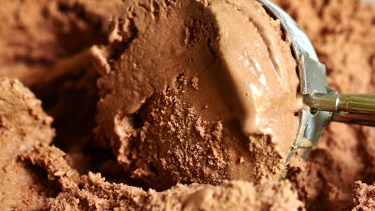 Helado de dulce de leche en tres pasos y con tres ingredientes: fácil, cremoso y sin máquina