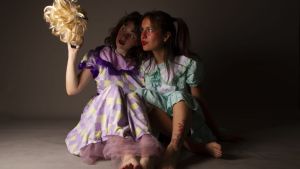 «Hijas mirando al infierno», una obra para conocer el teatro desobediente y oscuro de Neuquén