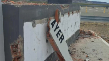 Así quedó el monumento  de Osvaldo Bayer en Santa Cruz. 