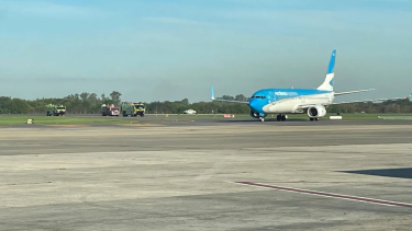 Video | Un avión de Aerolíneas Argentinas que venía a Neuquén aterrizó de emergencia en Ezeiza