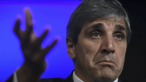 Lejos de la ortodoxia: Luis Caputo cruzó a los industriales por sus precios y el impacto del dólar