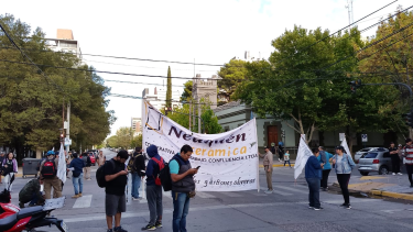 Los trabajadores durante el corte, antes de ser recibidos por Tobares. Foto: gentileza.