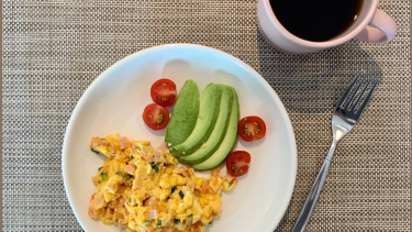 ¿Desayunamos sin harinas?: huevos revueltos con palta, ideal para empezar el día: fácil y rápido
