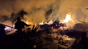 Incendio en  un aserradero de Villa Regina. Foto: Gentileza Juanjo García. 