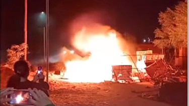 Hubo incendios tras protestas por el caso de presunto abuso sexual infantil en Plaza Huincul. Foto Captura.