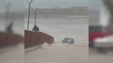 Video | Fuerte temporal en Las Grutas y ¿un jeep arrastrado por el agua?: qué pasó y por qué estaba en la playa