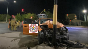 Dos heridos tras el choque de un auto contra un semáforo sobre Ruta 22, en Plottier