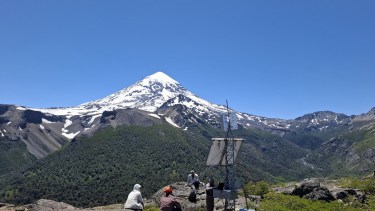 En 2021, ampliamos la red con 9 estaciones -2 del lado chileno y 7, del lado argentino- , con sismógrafos, cámaras que monitorean el volcán y cinco estaciones GPS. Foto: gentileza