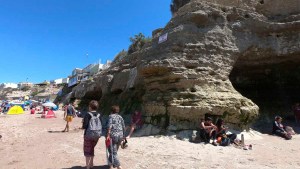 Accidente en Las Grutas: una mujer cayó desde un acantilado al mar y fue rescatada por guardavidas