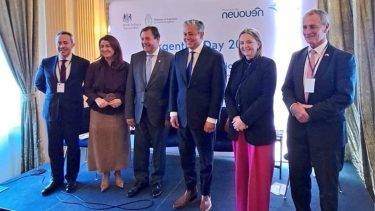 Rolando Figueroa y Alberto Weretilneck en Londres. Foto: gentileza.