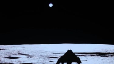 En la parte superior, la Tierra es un pequeño círculo azul pálido en el cielo. La imagen tomada desde la Luna por una cámara en el módulo de aterrizaje lunar Blue Ghost de Firefly Aerospace. La superficie gris de la Luna contrasta con la negrura del espacio. La sombra del módulo de aterrizaje se puede ver en el suelo de la Luna en el centro de la fotografía. Foto: gentileza Firefly Aerospace⁣