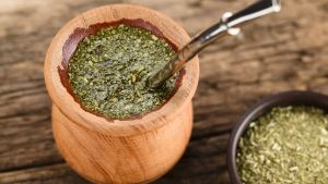 La hierba que no puede faltar en tu mate para aliviar dolores y mejorar la digestión