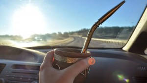 ¿Puedo tomar mate o fumar cuando manejo? Qué dice la legislación argentina sobre estas multas