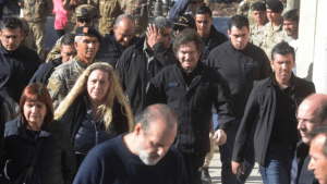 Javier Milei hizo una visita sorpresa a Bahía Blanca: anuncio de ayuda económica y recorrida en sitios afectados