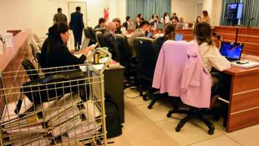 Parte de las carpetas con pruebas que se utilizarán en el juicio oral. (Archivo/Cecilia Maletti)