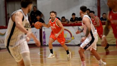 El Cusita Oviedo fue el mejor de la cancha. Manejó y tambieón goleo parejo en el Rojo. (Matías Subat)