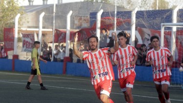 Mauricio Villa metió los tres goles de Independiente en el clásico ante Pacífico. (Foto: Oscar Livera)