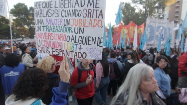 Marcha en Neuquén. Foto: Oscar Livera.