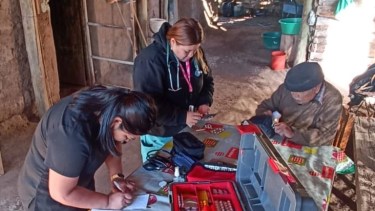 Los pobladores reciben al personal de salud. Foto: gentileza.