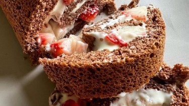En 5 simples pasos podés hacer un pionono proteico de chocolate y frutillas