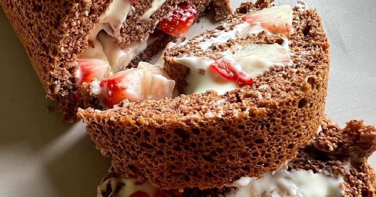 Prepará un delicioso pionono proteico de chocolate y frutillas en 5 pasos