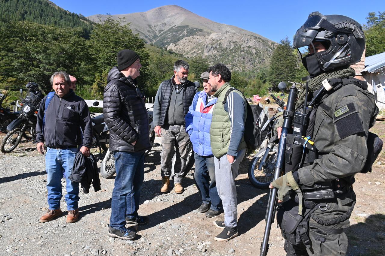 La Policía de presentó en la lof Buenuleo para restituir tierras a Emilio Friedrich, en Bariloche. Foto: Chino Leiva