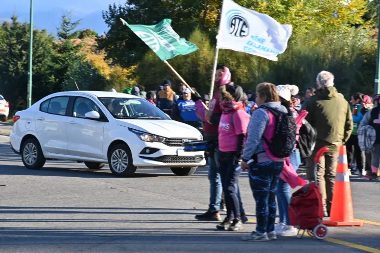 Trabajadores de ATE cumplieron el paro nacional y se movilizaron en repudio de las cesantías. (archivo
