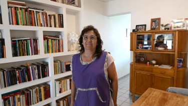 Adriana trabaja en casas particulares, cuida niños y realiza tareas generales de limpieza. Foto Alejandro Carvenale. 