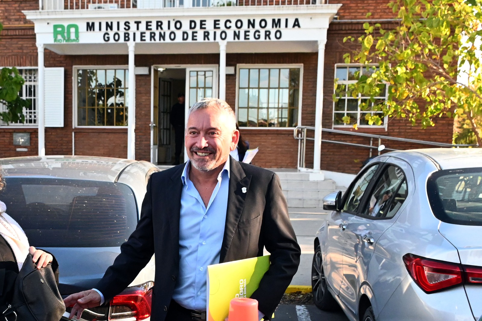 El ministro de Hacienda, Gabriel Sánchez abonó la nueva cuota con un préstamo del Patagonia y recursos propios. Foto: Marcelo Ochoa