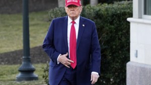 Donald Trump: los aranceles del 25% a las importaciones de México y Canadá comienzan este martes