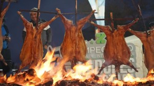 Zapala ratificó la pasión por el asado a la estaca: así se vivió una competencia llena de tradición